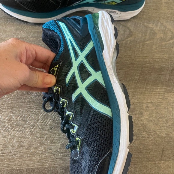 Asic women running shoes. Size 10. Get 2000. Like new - Picture 3 of 10